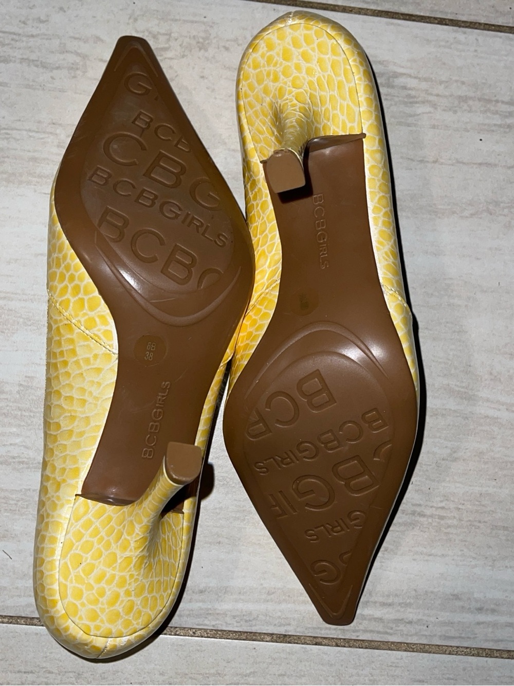 BCBGMaxazria Y2K Yellow Animal Print Croc-Embossed Pointed Toe Pumps - Picture 3 of 9